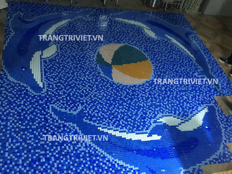 tranh mosaic cá heo bể bơi