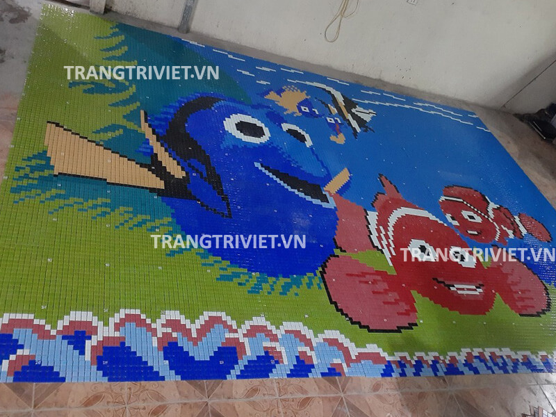 tranh mosaic cá hề bể bơi
